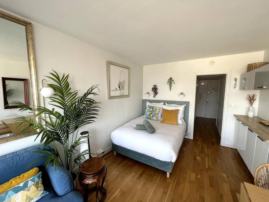 Tour Eiffel - Vue Imprenable Au-dessus Des Toits, Balcon Apartment